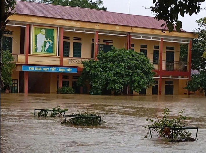 truong hoc bi anh huong boi bao