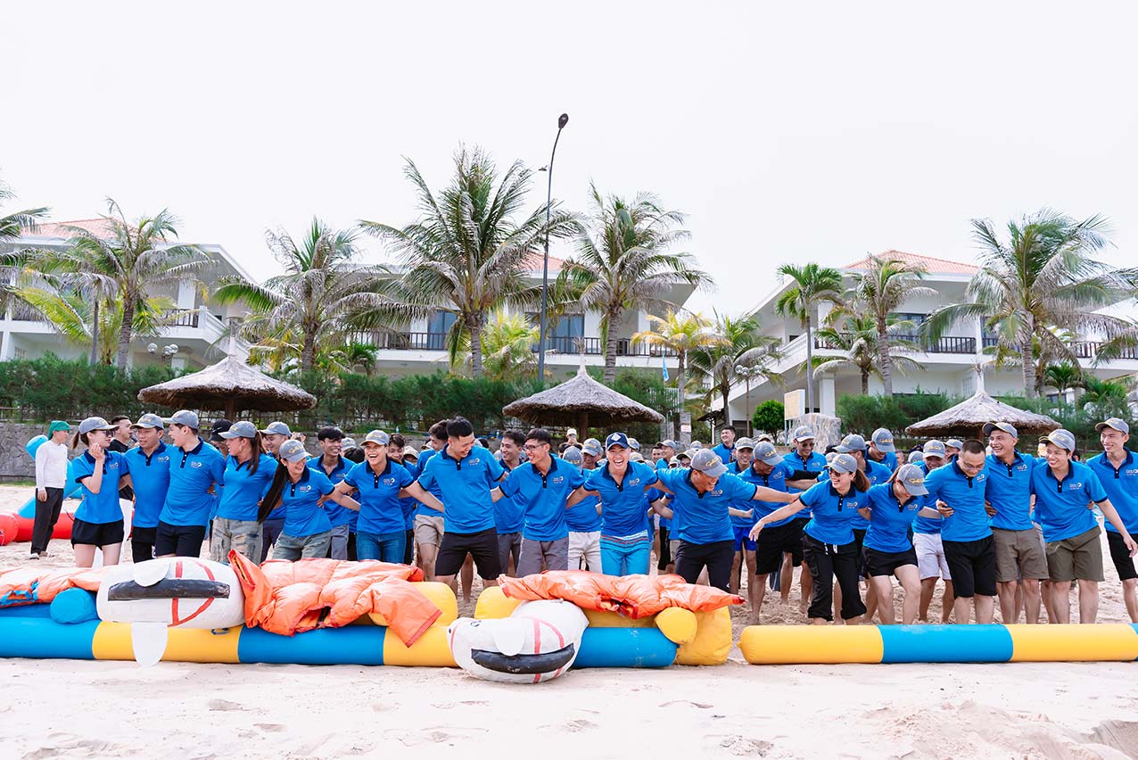 Team-Building-Cac-thanh-vien-luon-ke-vai-sat-canh-de-vuot-moi-thu-thach-va-nu-cuoi-luon-o-tren-moi-We-Win-We-Won
