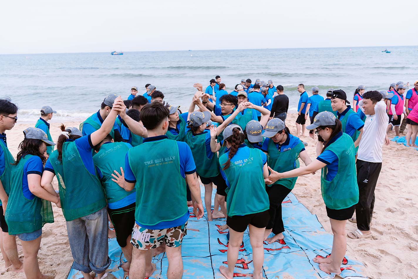 Team-Building-Sap-xep-dong-doi-dung-theo-so-thu-tu-tren-nen-cat-doi-hoi-tu-duy-nhanh-nhay-phoi-hop-nhip-nhang