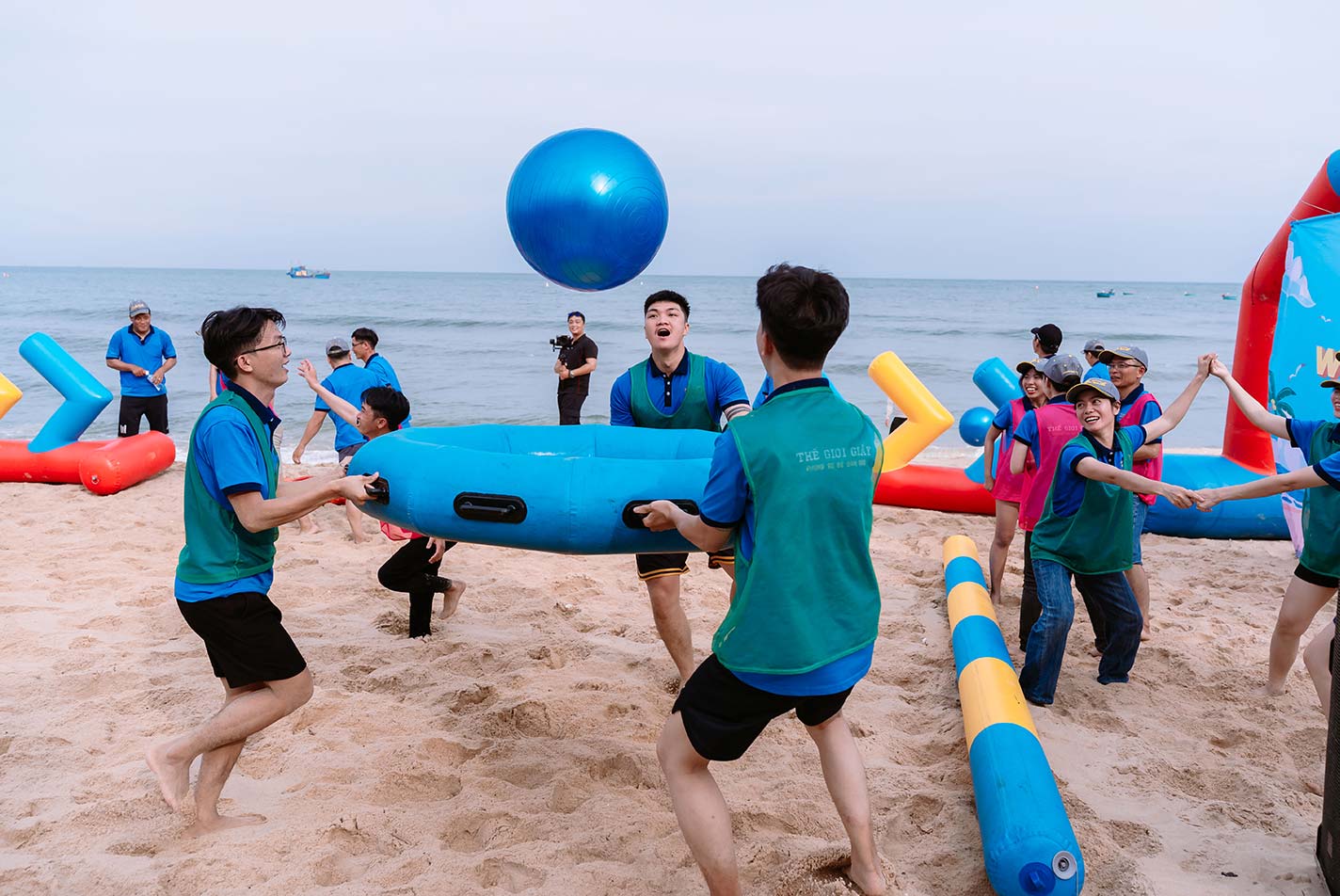 Team-Building-Tang-bong-chuyen-cho-dong-doi-doi-hoi-su-kheo-leo-va-hieu-y-giua-cac-dong-doi-voi-nhau