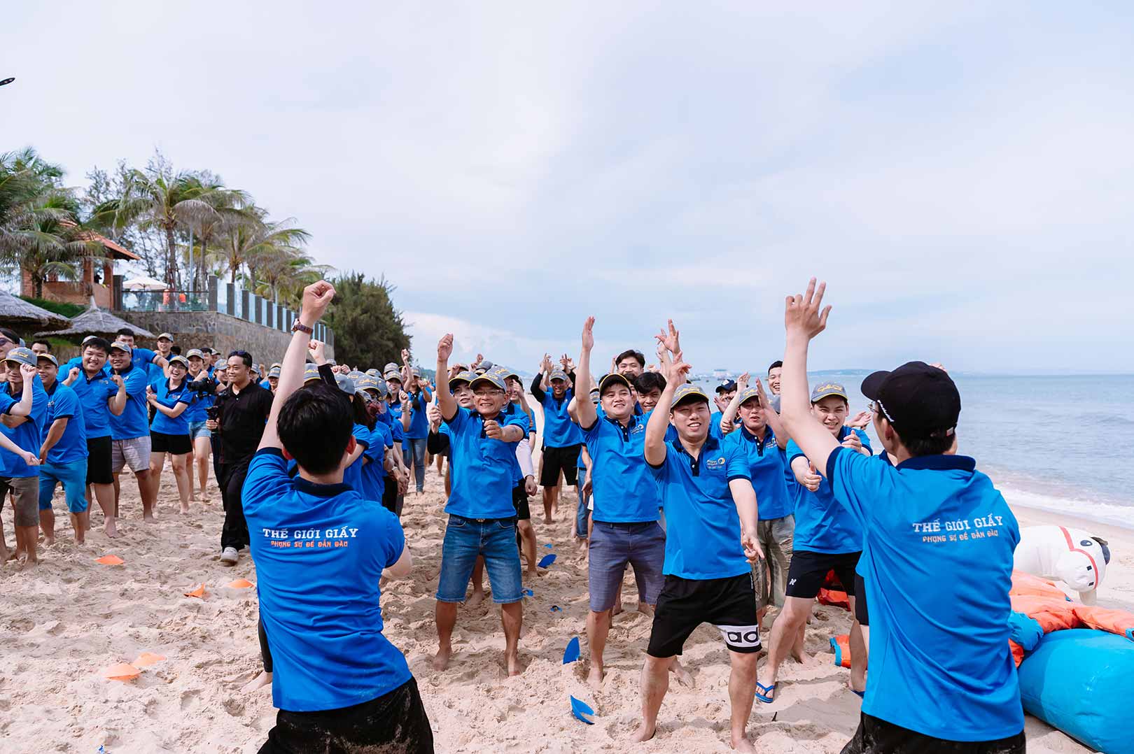 Team-Building-Khoi-dong-ket-hop-voi-cac-mini-game-de-nang-cao-tinh-than-team-work