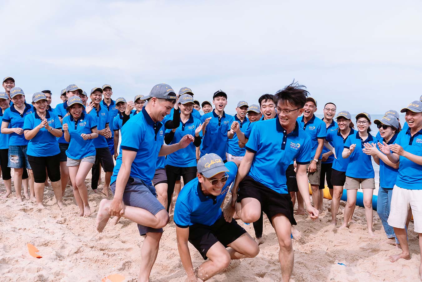 Team-Building-Dau-choi-ga-chan-doi-hoi-su-tin-tuong-tu-dong-doi-va-su-kien-cuong-cua-ban-than