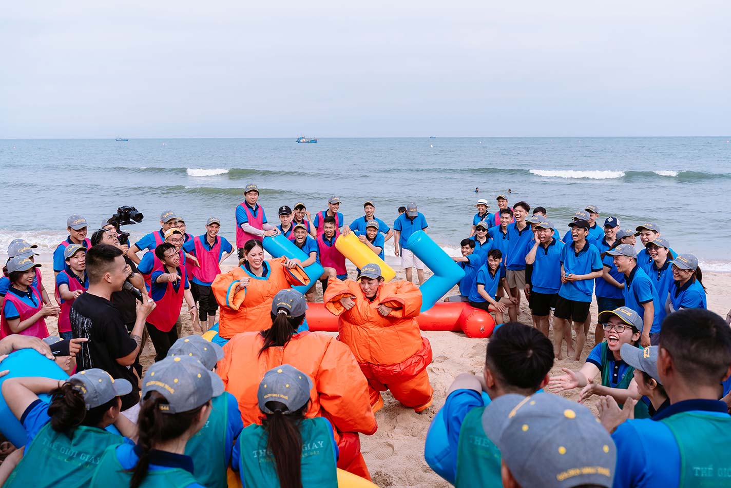 Team-Building-Dau-vat-Sumo-Tro-choi-doi-hoi-suc-manh-cua-moi-ca-nhan-va-su-co-vu-nhiet-tinh-tu-dong-doi