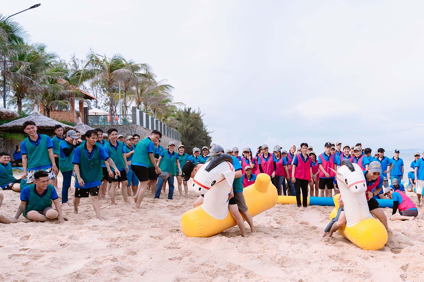 Team-Building-Dua-ngua-bat-cap-2-nguoi-doi-hoi-su-nhanh-nhen-phoi-hop-an-y-va-chien-thuat-tot